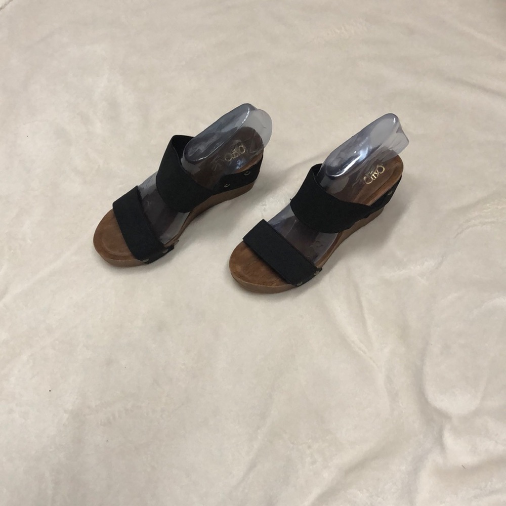 GATO SANDALS.    (150)